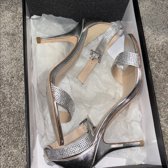 PELLE MODA 6.5 

KACEY EVENING SANDAL SILVER LEATHER - Picture 7 of 7